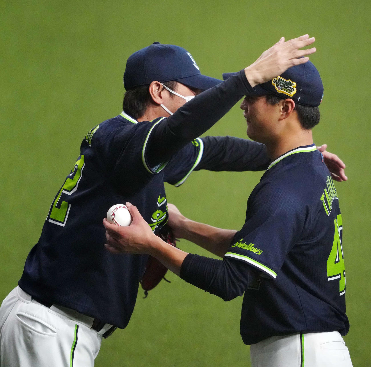 オリックス対ヤクルト　完封勝利を挙げヤクルト高津監督（左）と抱き合い喜ぶ高橋（撮影・江口和貴）
