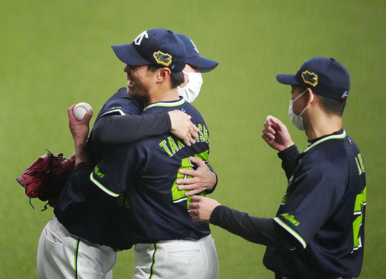 オリックス対ヤクルト　完封勝利を挙げヤクルト高津監督（左）と抱き合い喜ぶ高橋（撮影・江口和貴）