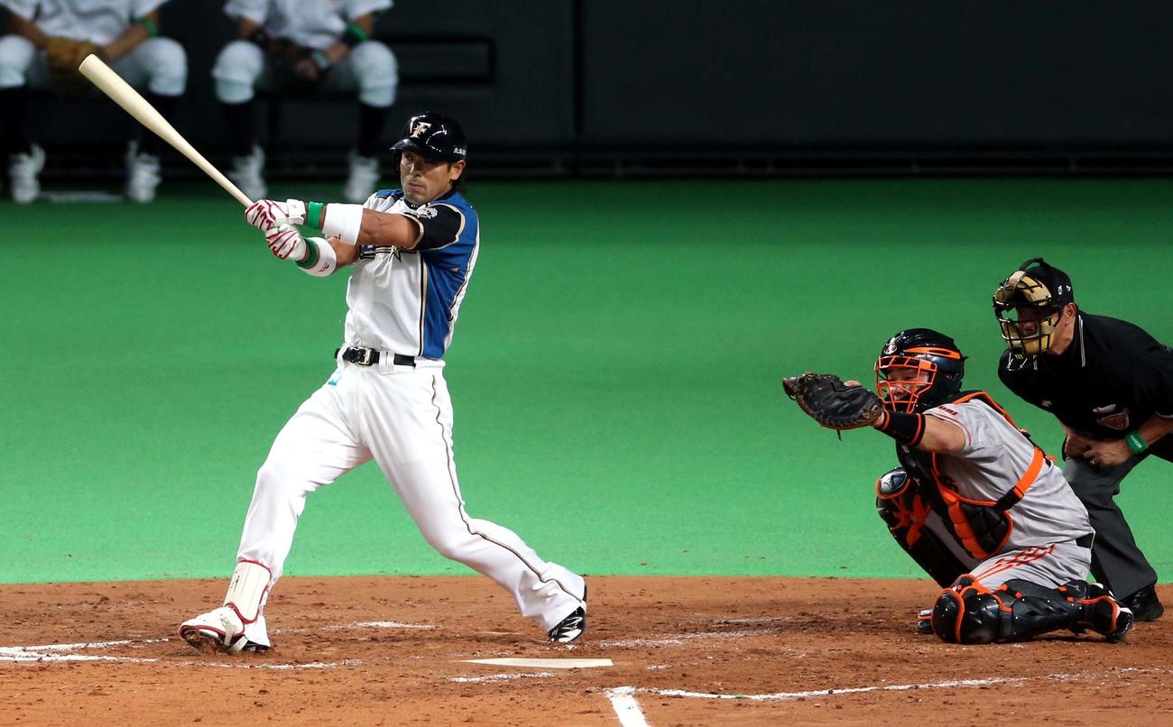 12年10月、日本シリーズ第3戦　適時二塁打を放つ稲葉篤紀