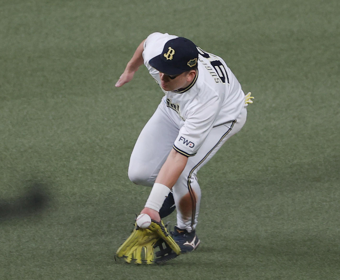 オリックス対ヤクルト　9回表ヤクルト2死二塁、オスナの打球をはじく杉本（撮影・前田充）