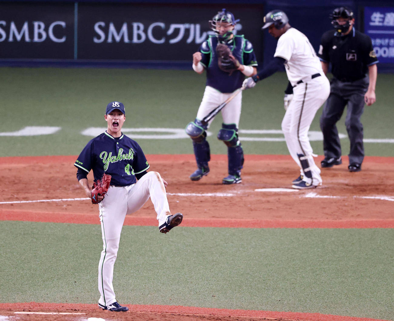 オリックス対ヤクルト　9回裏オリックス2死、代打ジョーンズを空振り三振に仕留めマウンドでガッツポーズを見せる高橋（撮影・加藤哉）