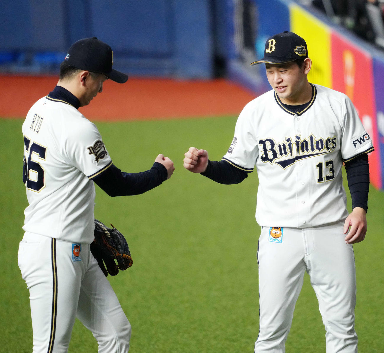 オリックス対ヤクルト　8回表終了後、オリックス2番手の吉田凌（左）を出迎える先発の宮城（撮影・江口和貴）