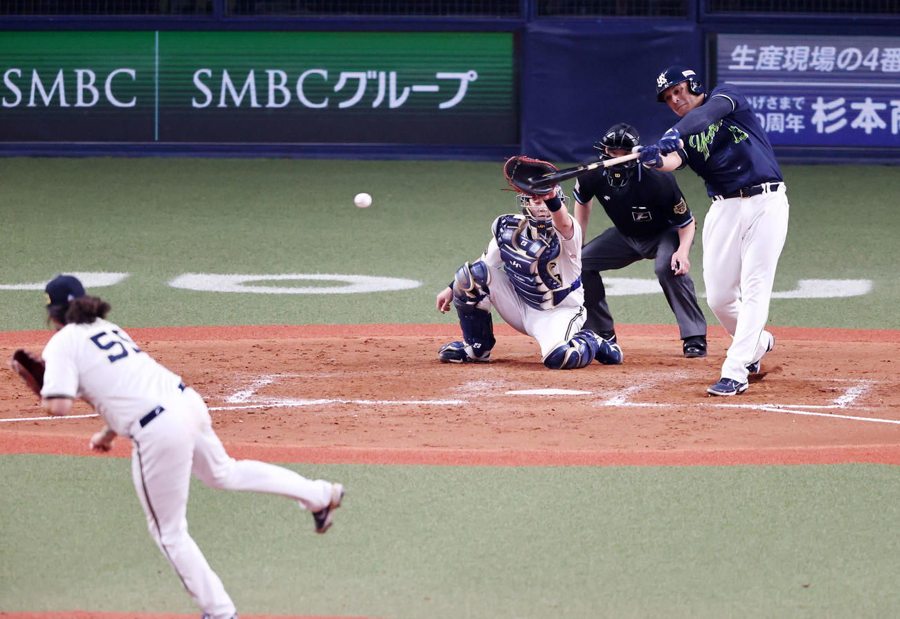 オリックス対ヤクルト　9回表ヤクルト2死二塁、オスナは右前打を放つ。投手バルガス（撮影・加藤哉）