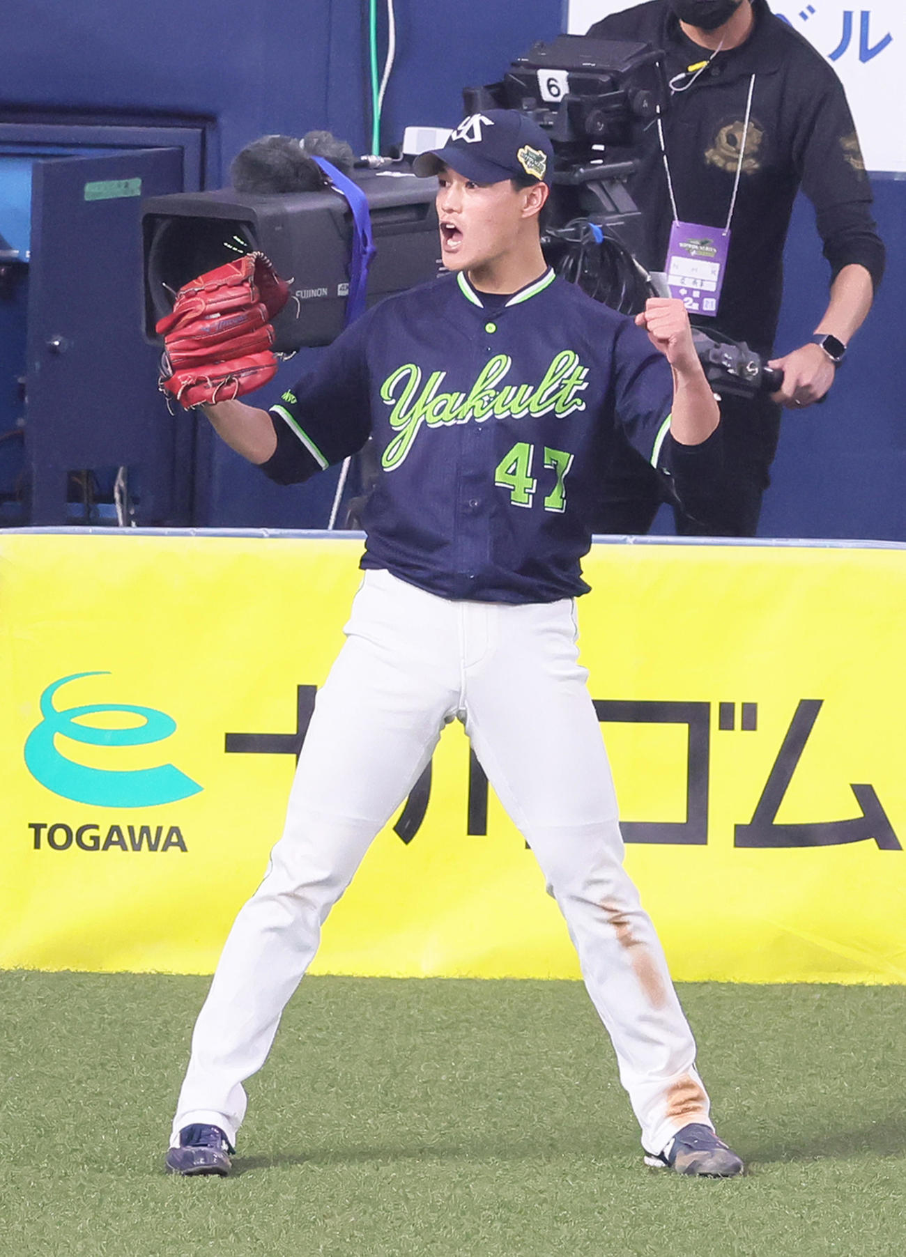 オリックス対ヤクルト　9回表ヤクルト2死二塁、オスナの右前打にガッツポーズする高橋（撮影・足立雅史）