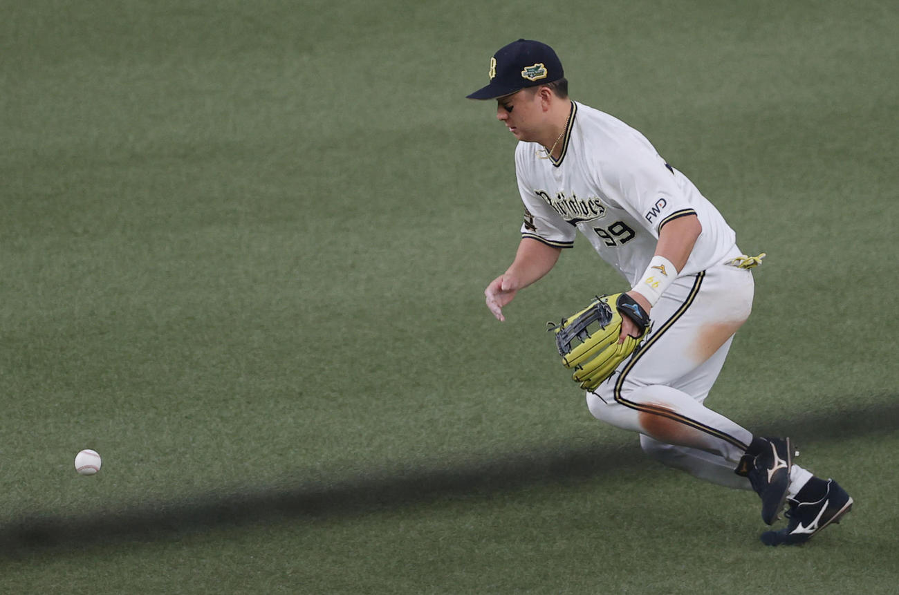 オリックス対ヤクルト　9回表ヤクルト2死二塁、オスナの右前打をはじく右翼手杉本（撮影・前田充）