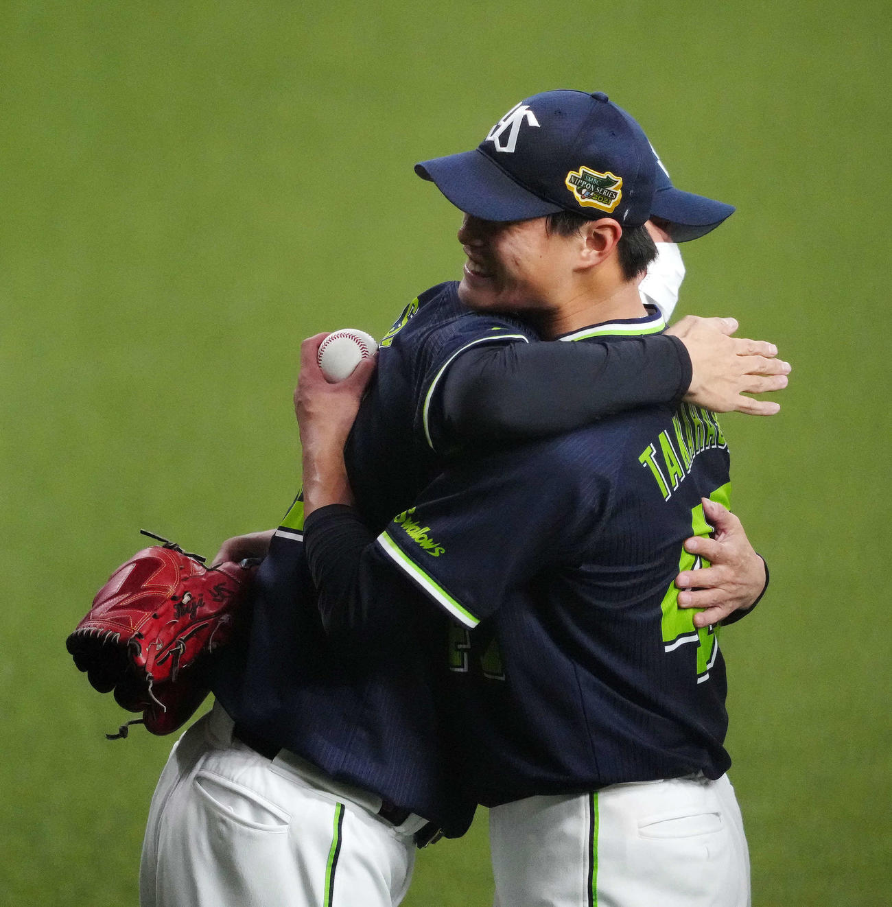 オリックス対ヤクルト　完封勝利を挙げヤクルト高津監督（左）と抱き合い喜ぶ高橋（撮影・江口和貴）
