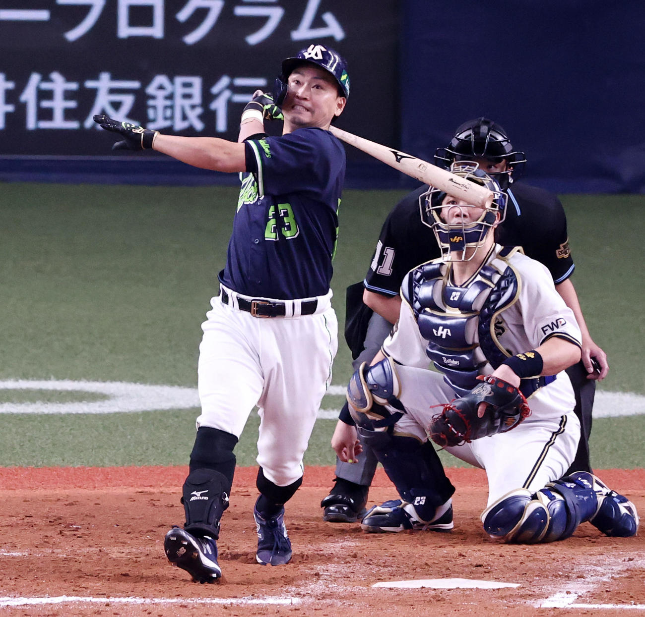 オリックス対ヤクルト　8回表ヤクルト2死一、二塁、青木は中前適時打を放つ（撮影・加藤哉）
