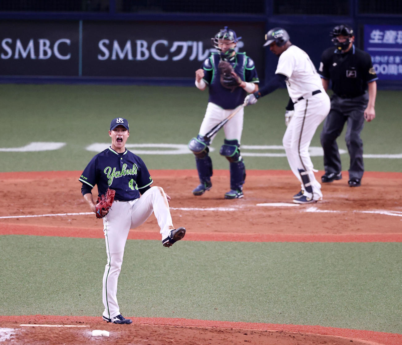 オリックス対ヤクルト　9回裏オリックス2死、代打ジョーンズを空振り三振に仕留めマウンドでガッツポーズを見せる高橋（撮影・加藤哉）