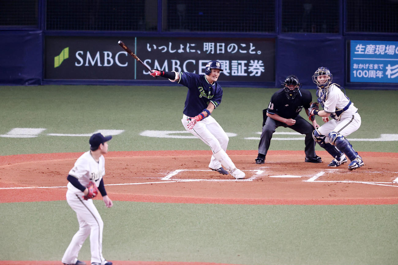 オリックス対ヤクルト　6回表ヤクルト1死一塁、坂口は左前打を放つ。投手は宮城（撮影・加藤哉）
