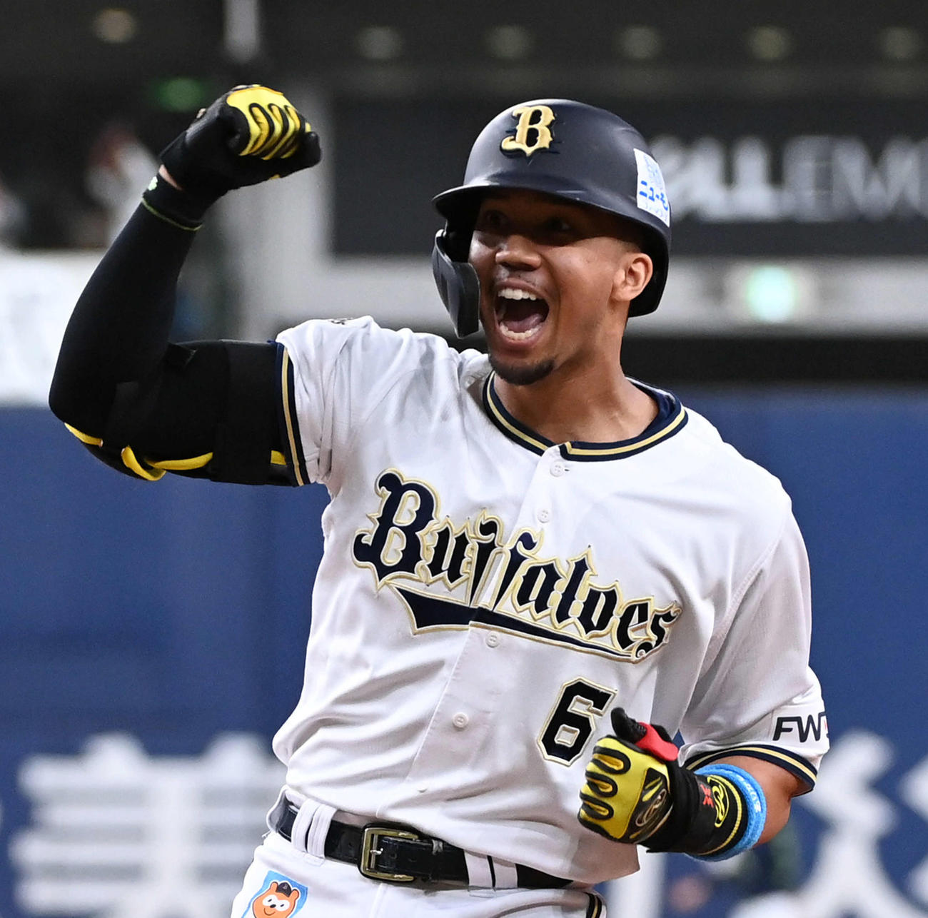日本S第1戦の9回裏無死満塁で同点打を放ちガッツポーズするオリックス宗佑磨（撮影・前岡正明）
