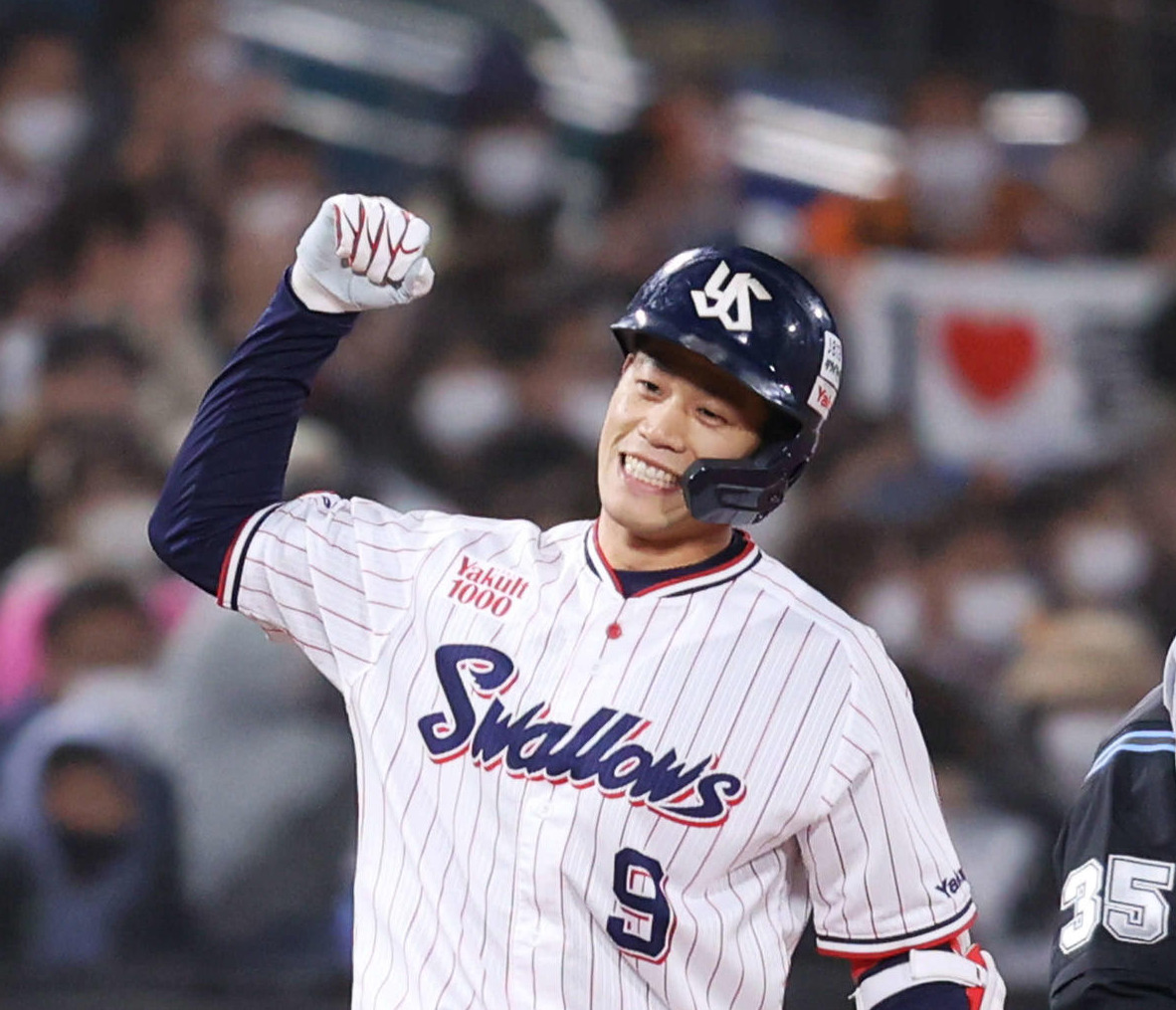 CS第2戦で3点適時三塁打を放ちガッツポーズするヤクルト塩見（2021年11月11日撮影）