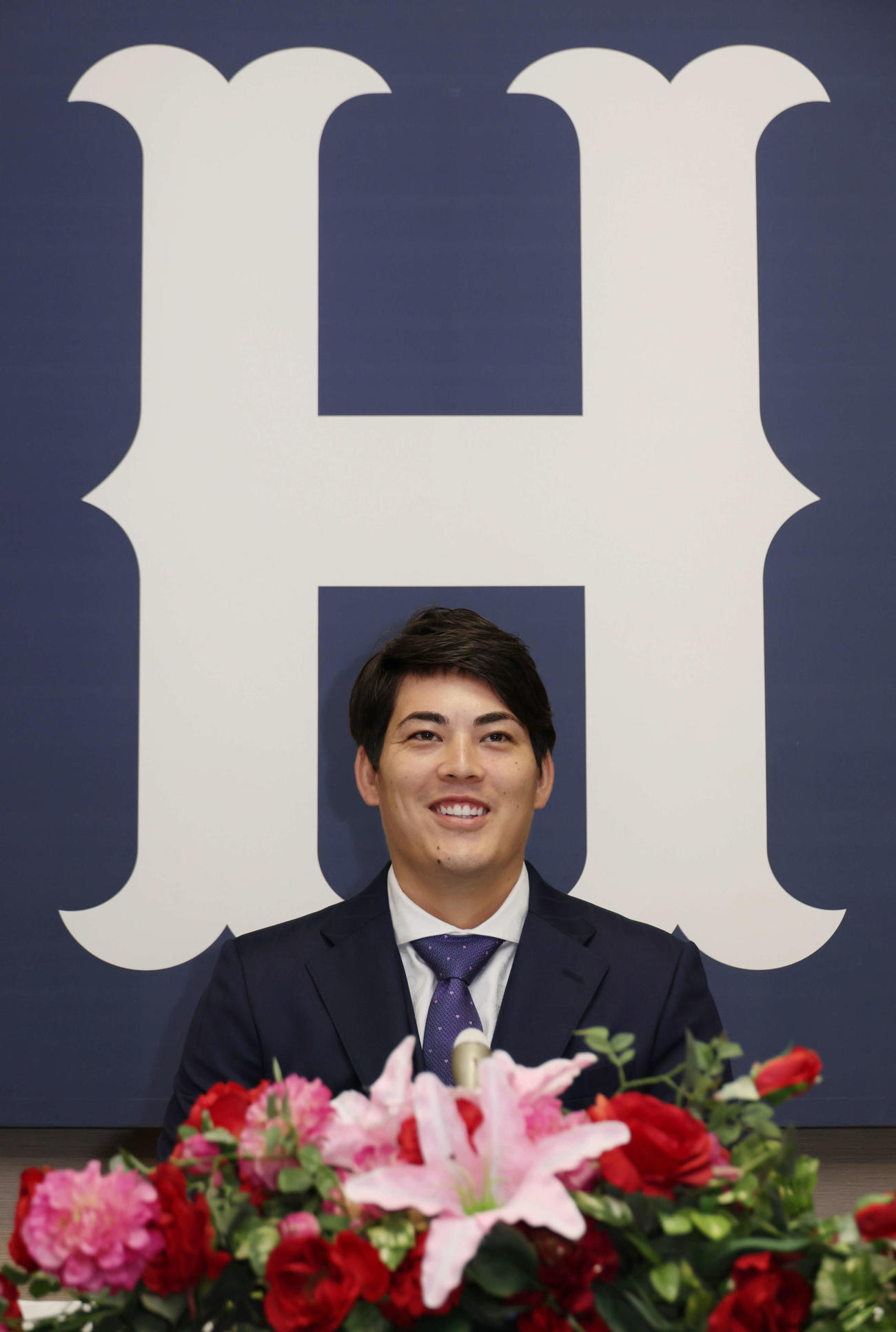 FA権を行使せず広島残留を決め、会見する九里亜蓮（撮影・加藤孝規）