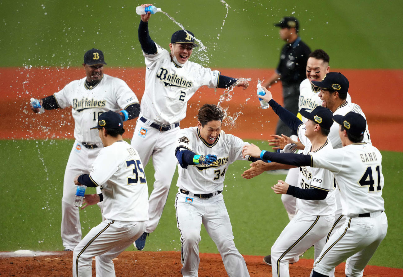 2021年11月20日　SMBC日本シリーズ2021　第1戦　サヨナラ適時二塁打を放ち歓喜するオリックス吉田正尚