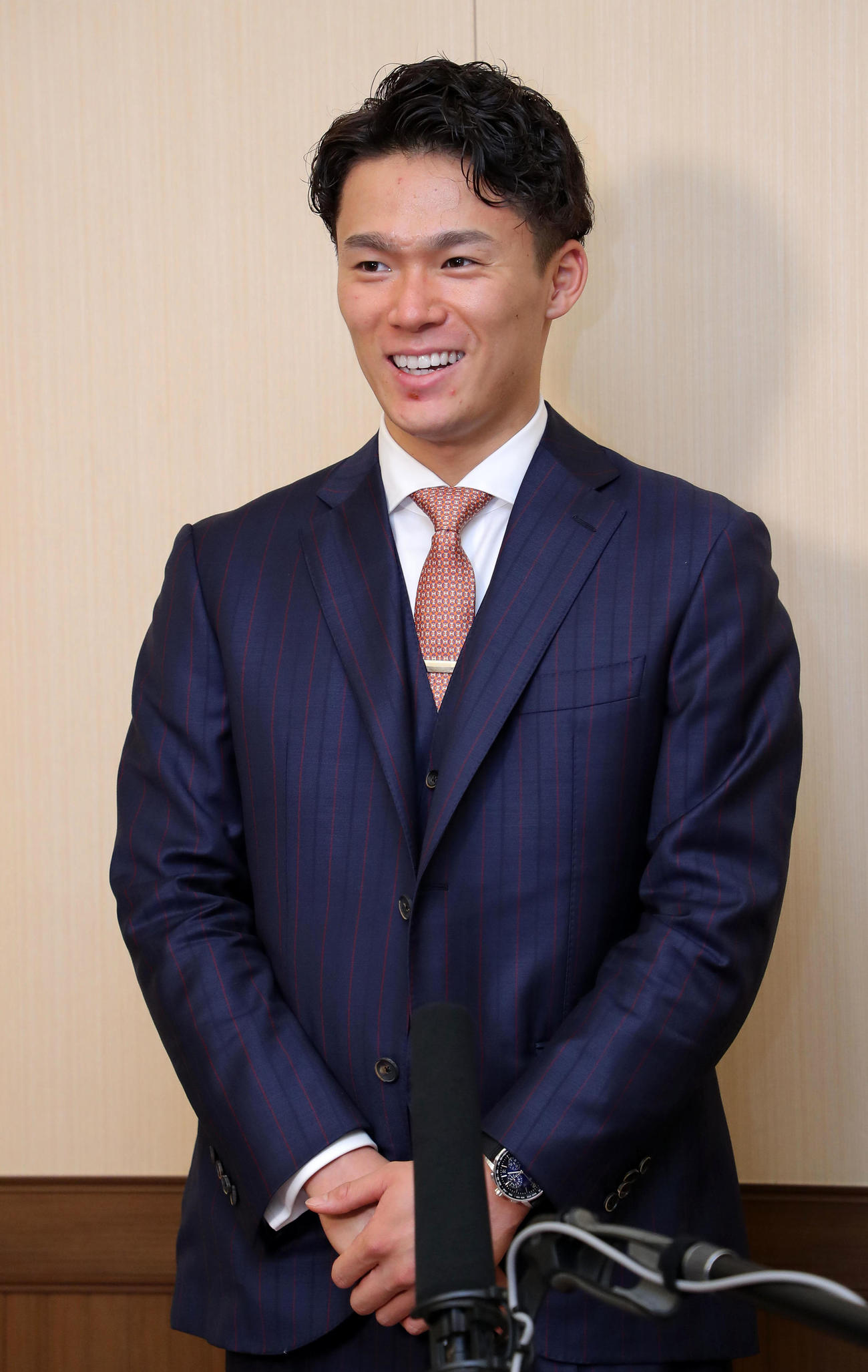 沢村賞を受賞し、笑顔で会見するオリックス山本