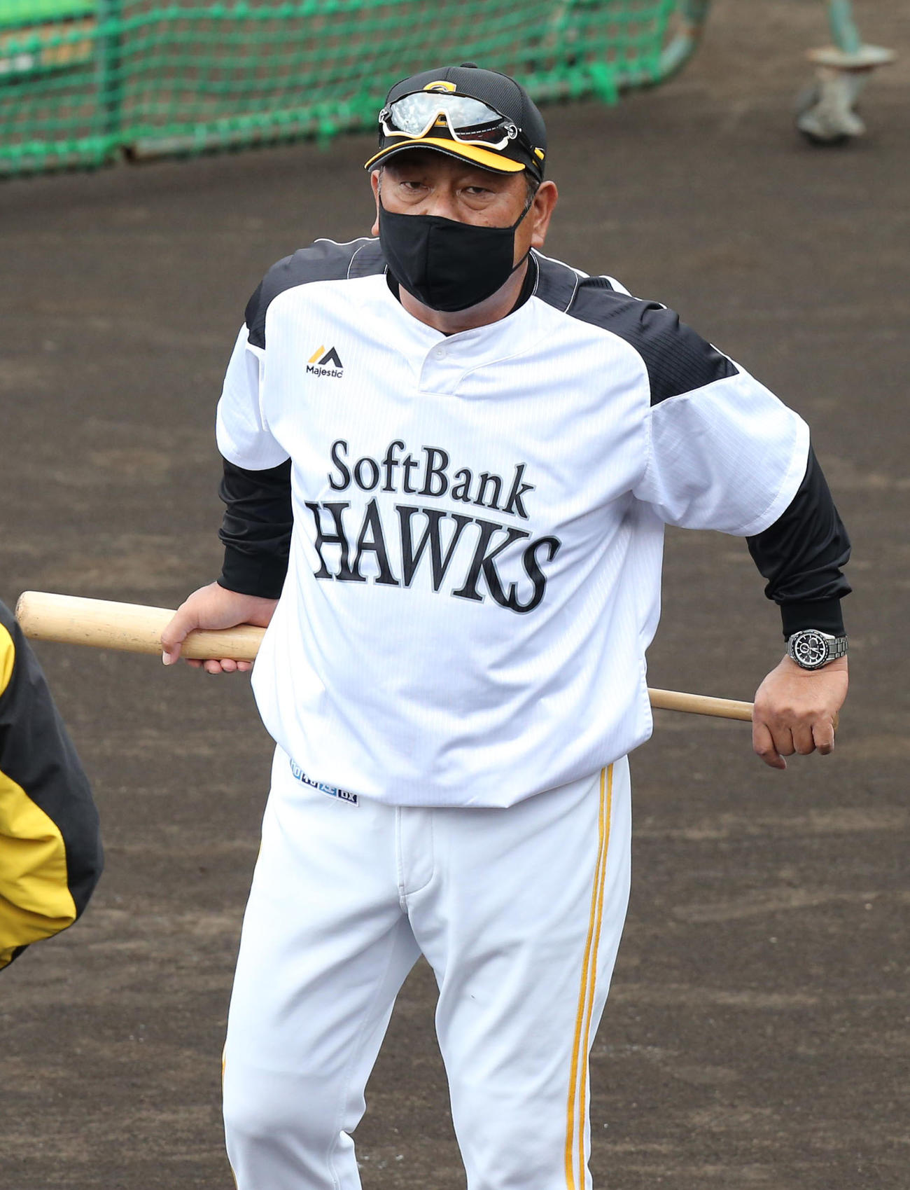 9日、ナインの打撃練習を見守る藤本監督