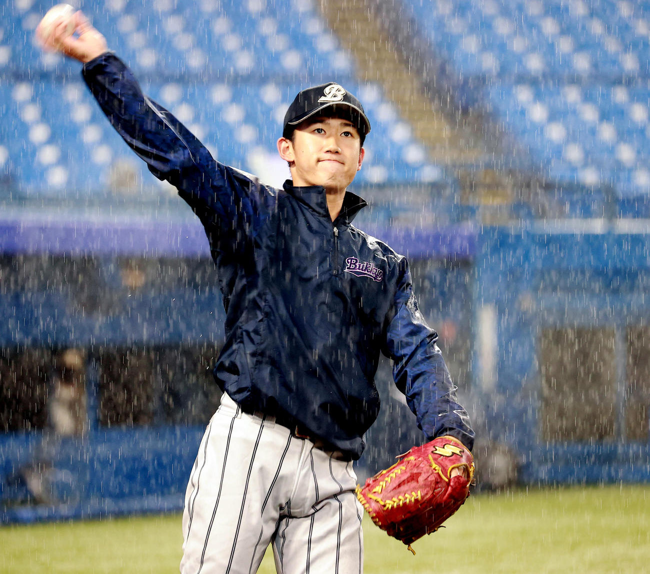 中央学院大対佛教大　試合後に雨の中、クールダウンする佛教大・木村（撮影・野上伸悟）