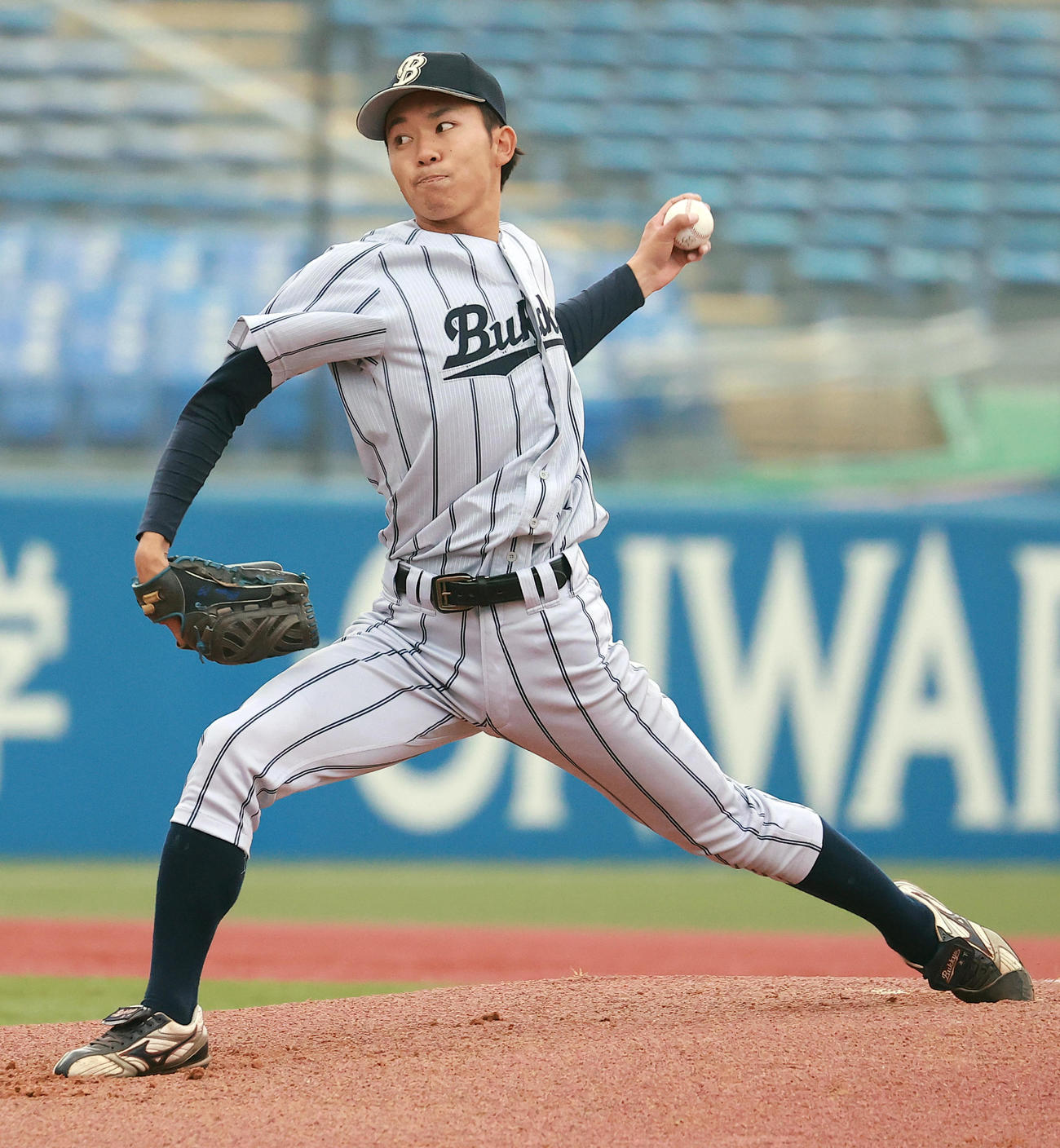中央学院大対佛教大　力投する佛教大・木下（撮影・野上伸悟）