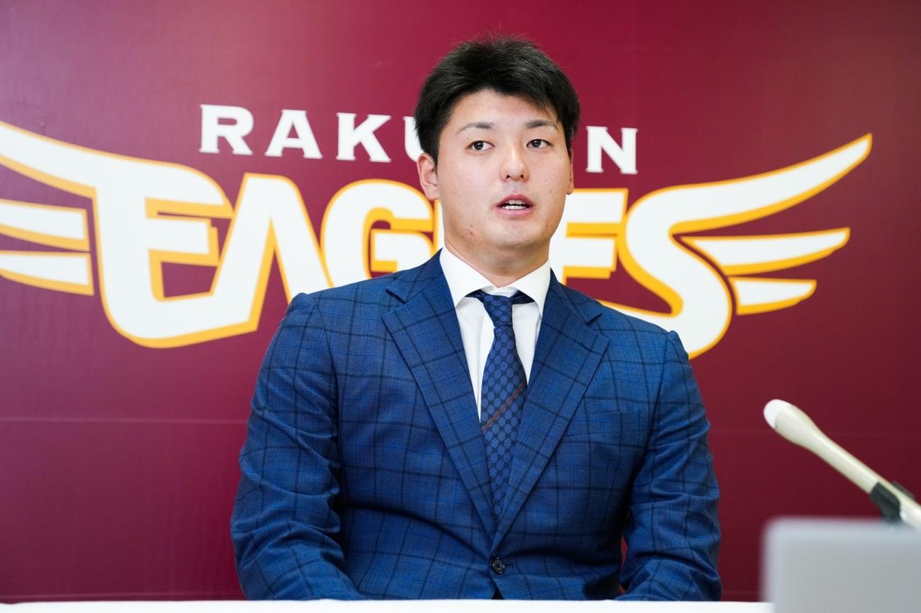契約更改を終えて会見に臨む楽天安楽（楽天野球団提供）
