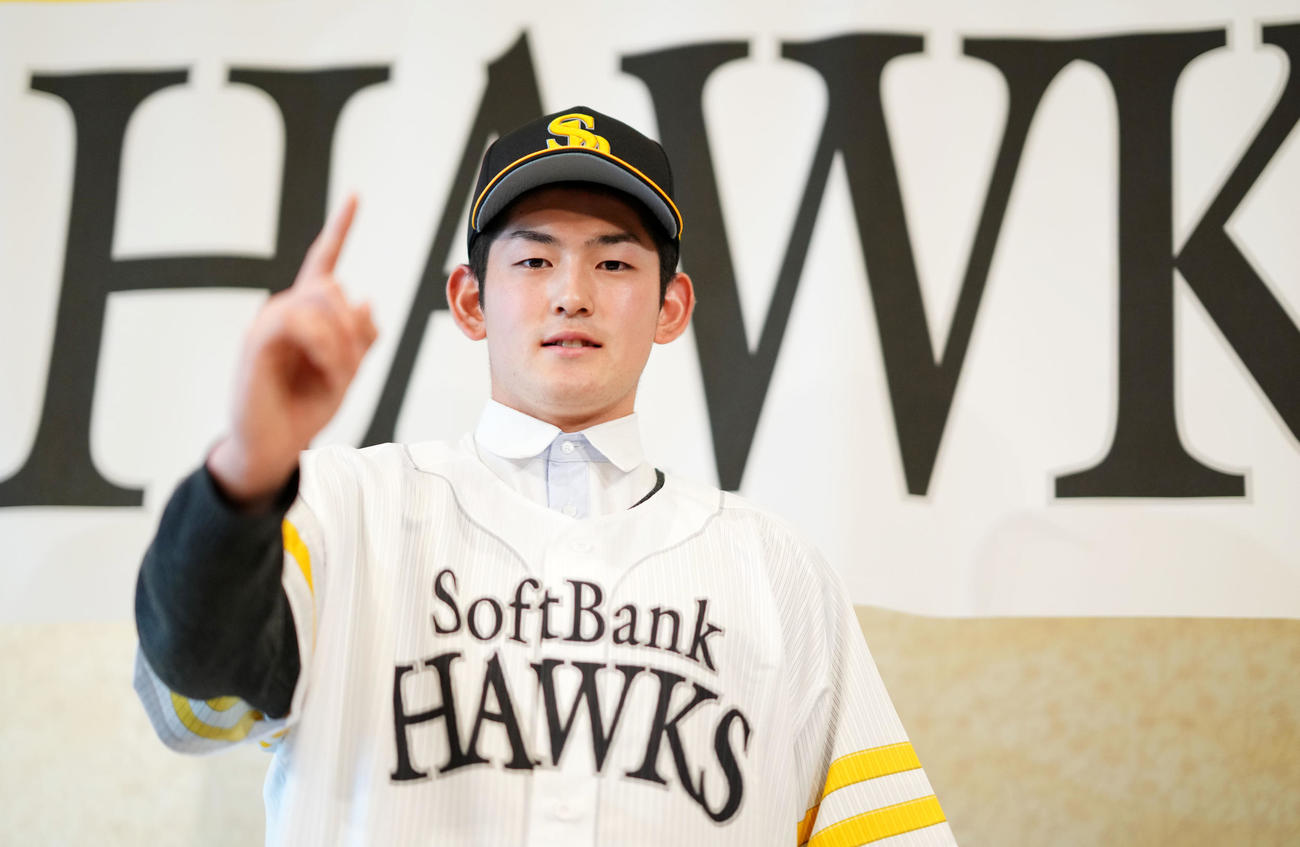 仮契約を終えたソフトバンクドラフト1位のノースアジア大明桜・風間は1本指を立て笑顔を見せる（撮影・横山健太）