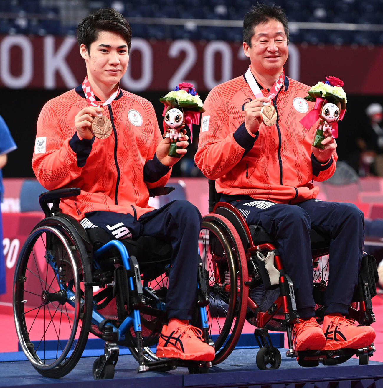 東京バドミントン男子ダブルスで銅メダルを獲得した村山浩（右）と梶原大暉（2021年9月5日撮影）