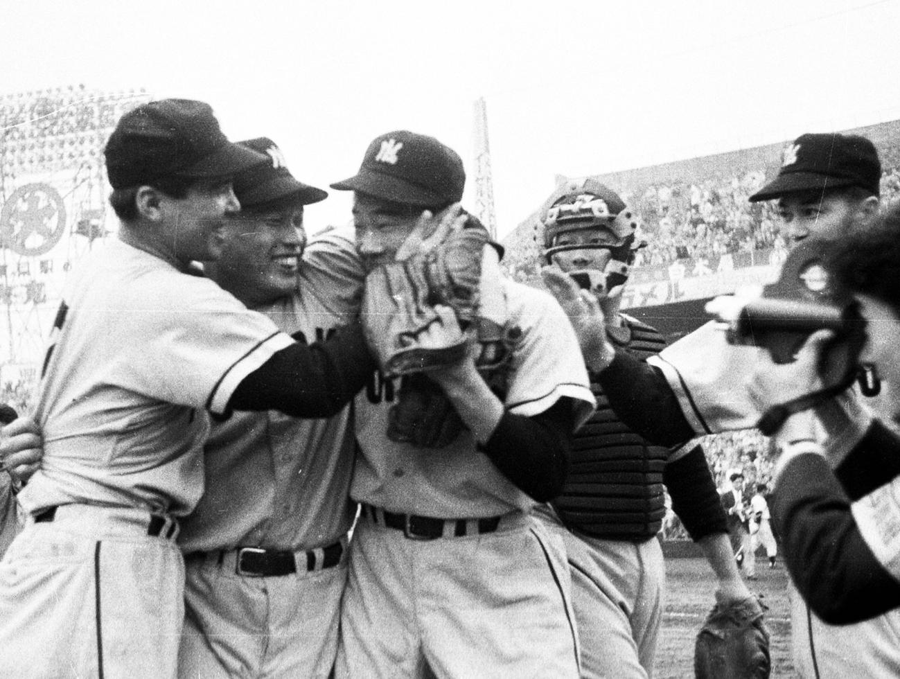 1958年巨人との日本シリーズを3連敗後の4連投4連勝で制し、西鉄中西太（左から2人目）らと抱き合って喜ぶ稲尾和久（同3人目）