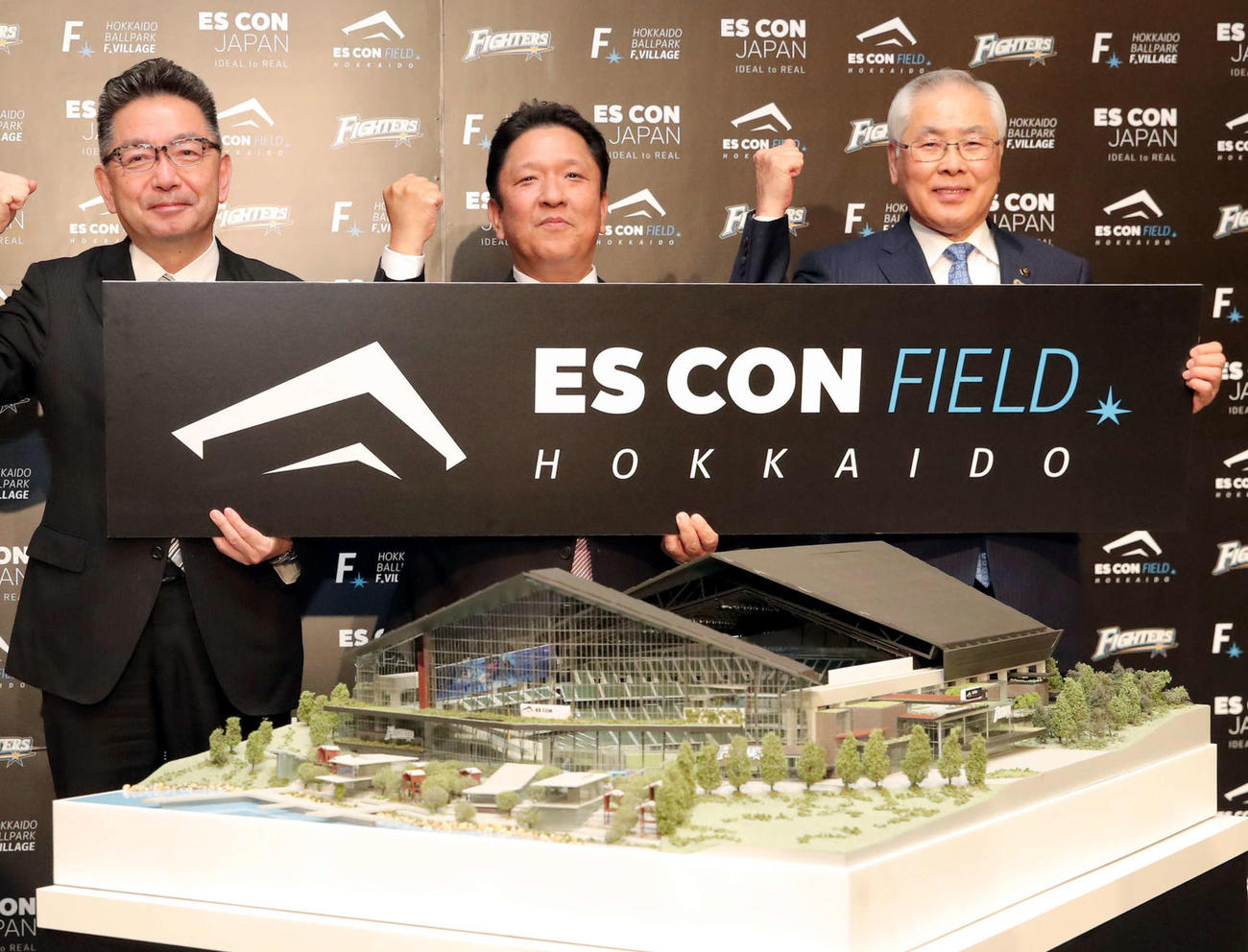 20年1月29日「エスコンフィールド北海道」を発表する日本ハム川村代表取締役社長ら