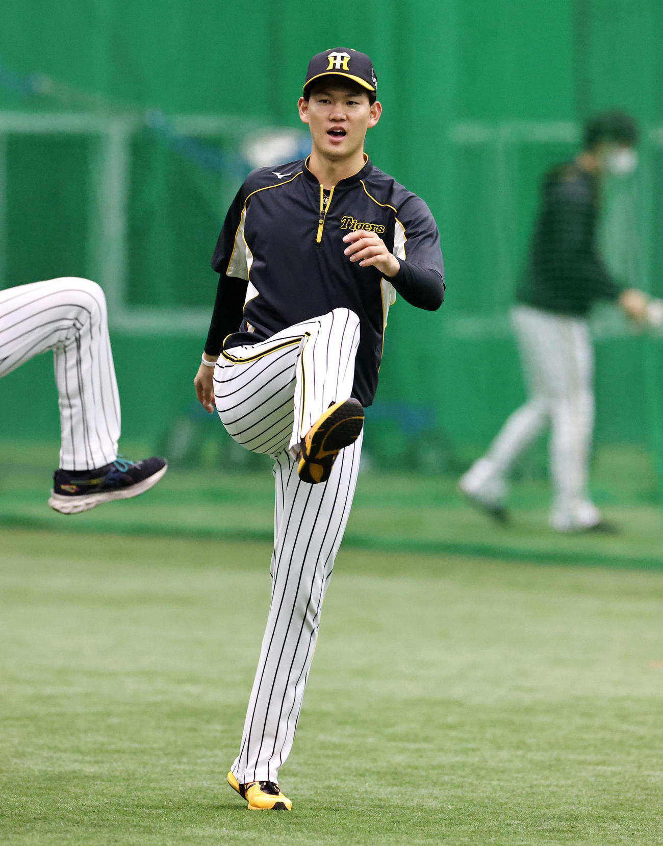 足を上げてウオーミングアップする及川（撮影・加藤哉）