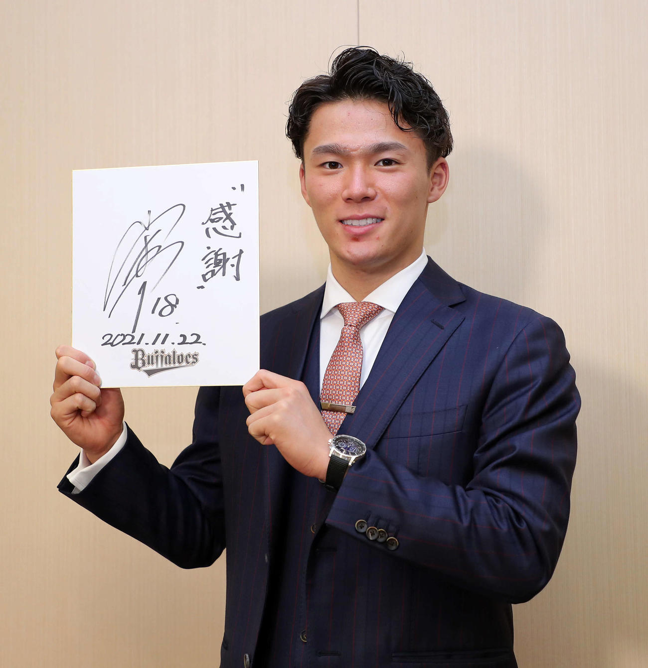 沢村賞を受賞したオリックス山本は、色紙に「感謝」と記す