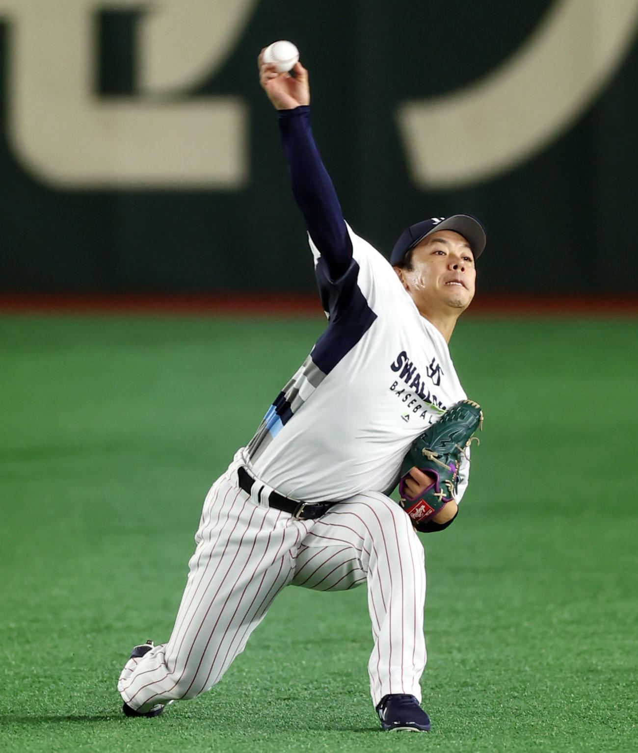 前日の投手練習で投球練習を行うヤクルト小川（撮影・垰建太）