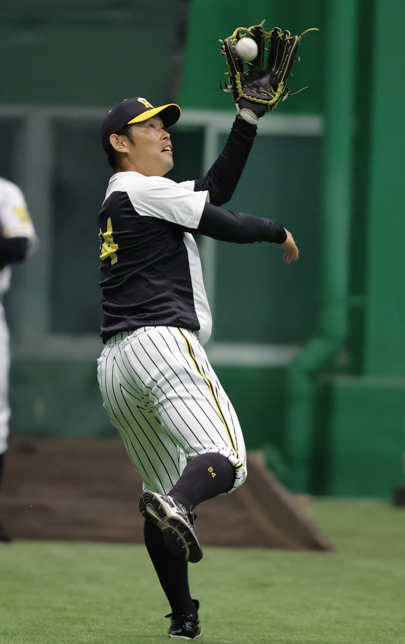 外野守備練習を行う阪神原口（撮影・清水貴仁）