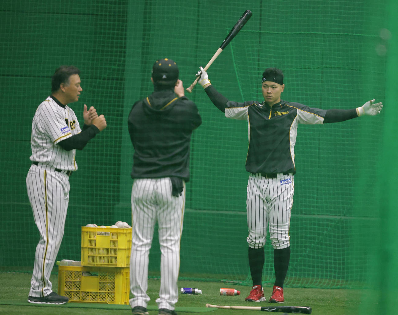 阪神藤井康コーチ（左）から指導を受ける佐藤輝（撮影・清水貴仁）