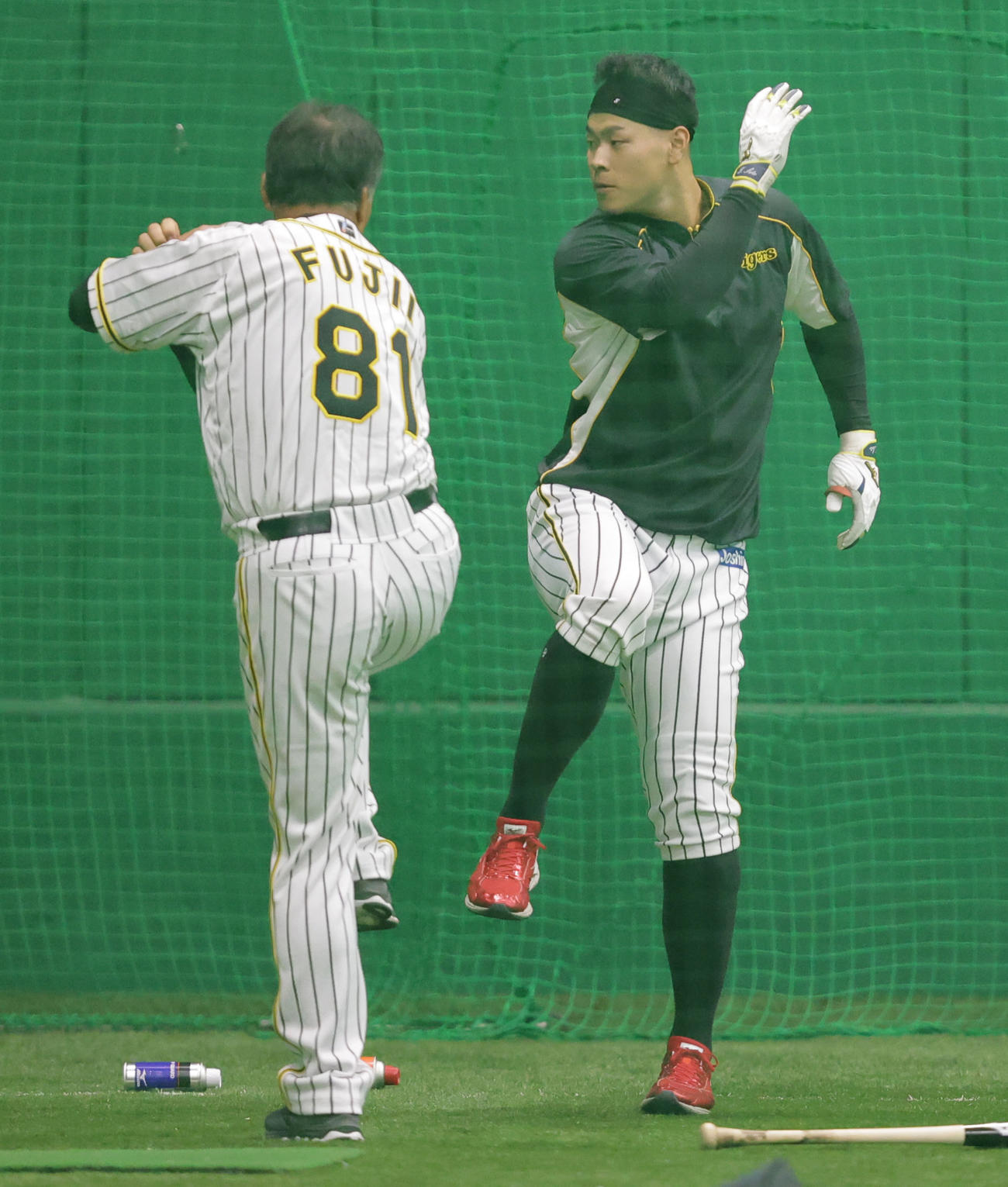 阪神藤井康コーチ（左）から指導を受ける佐藤輝（撮影・清水貴仁）
