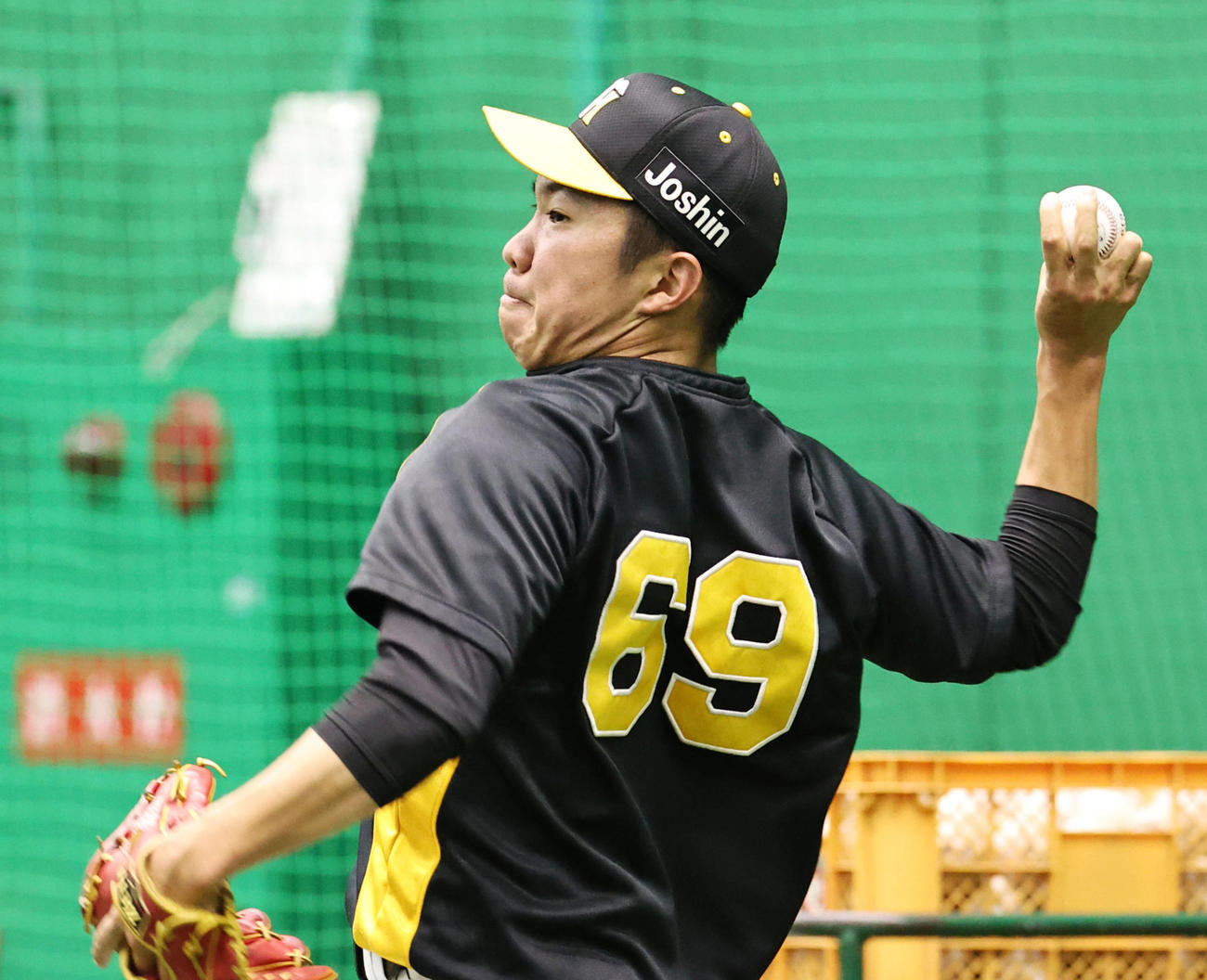 キャッチボールする阪神石井大智（撮影・加藤哉）