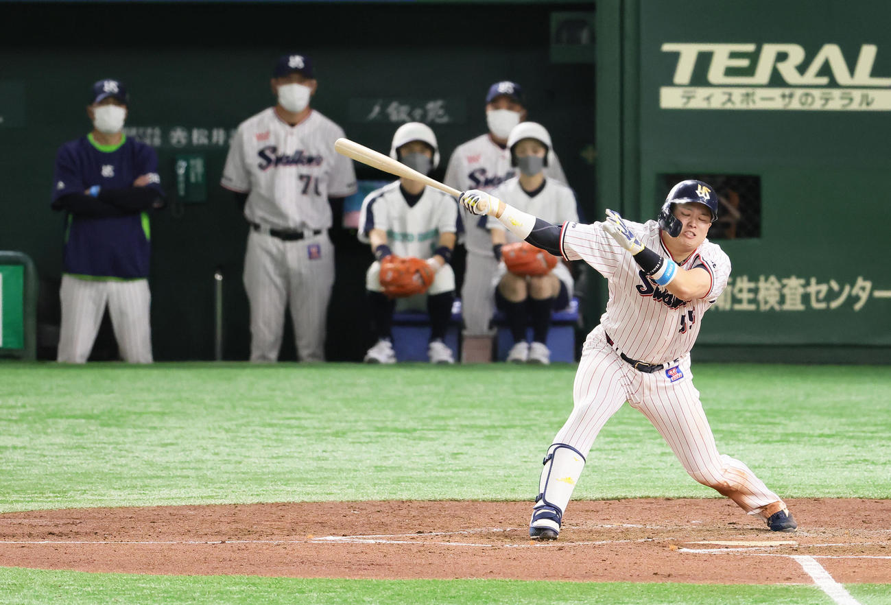 ヤクルト対オリックス　3回裏ヤクルト2死一塁、空振り三振に倒れる村上。左端は高津監督（撮影・足立雅史）