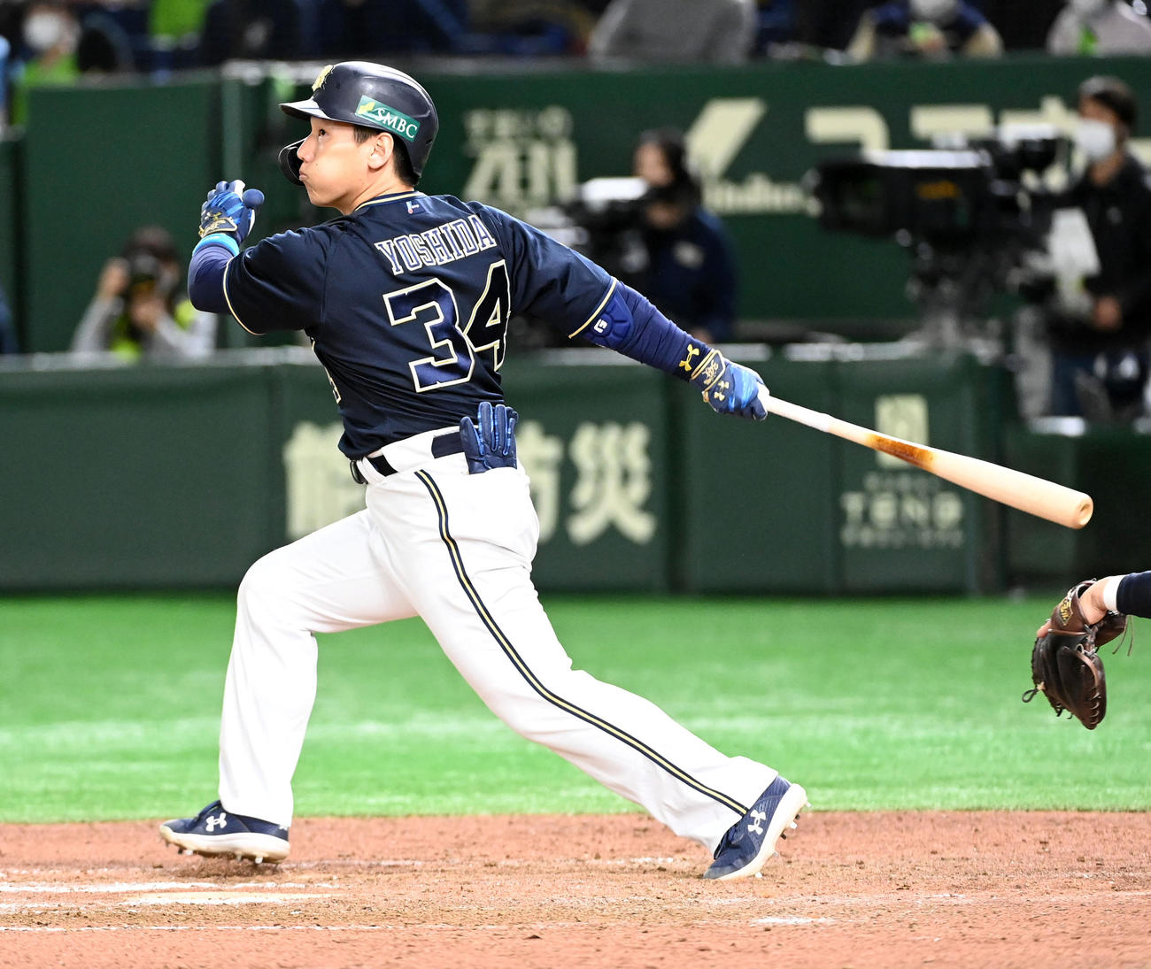 ヤクルト対オリックス　7回表オリックス2死一、二塁、吉田正は左適時二塁打を放つ（撮影・前岡正明）