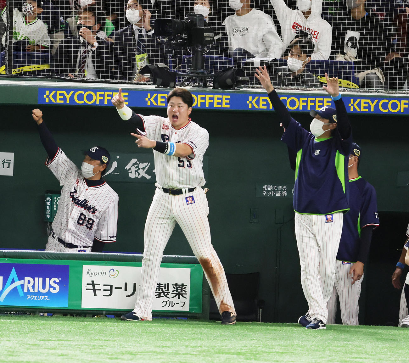 ヤクルト対オリックス　7回裏ヤクルト2死一塁、サンタナの2点本塁打に両手を上げ喜ぶ高津監督（右）。中央は村上（撮影・足立雅史）