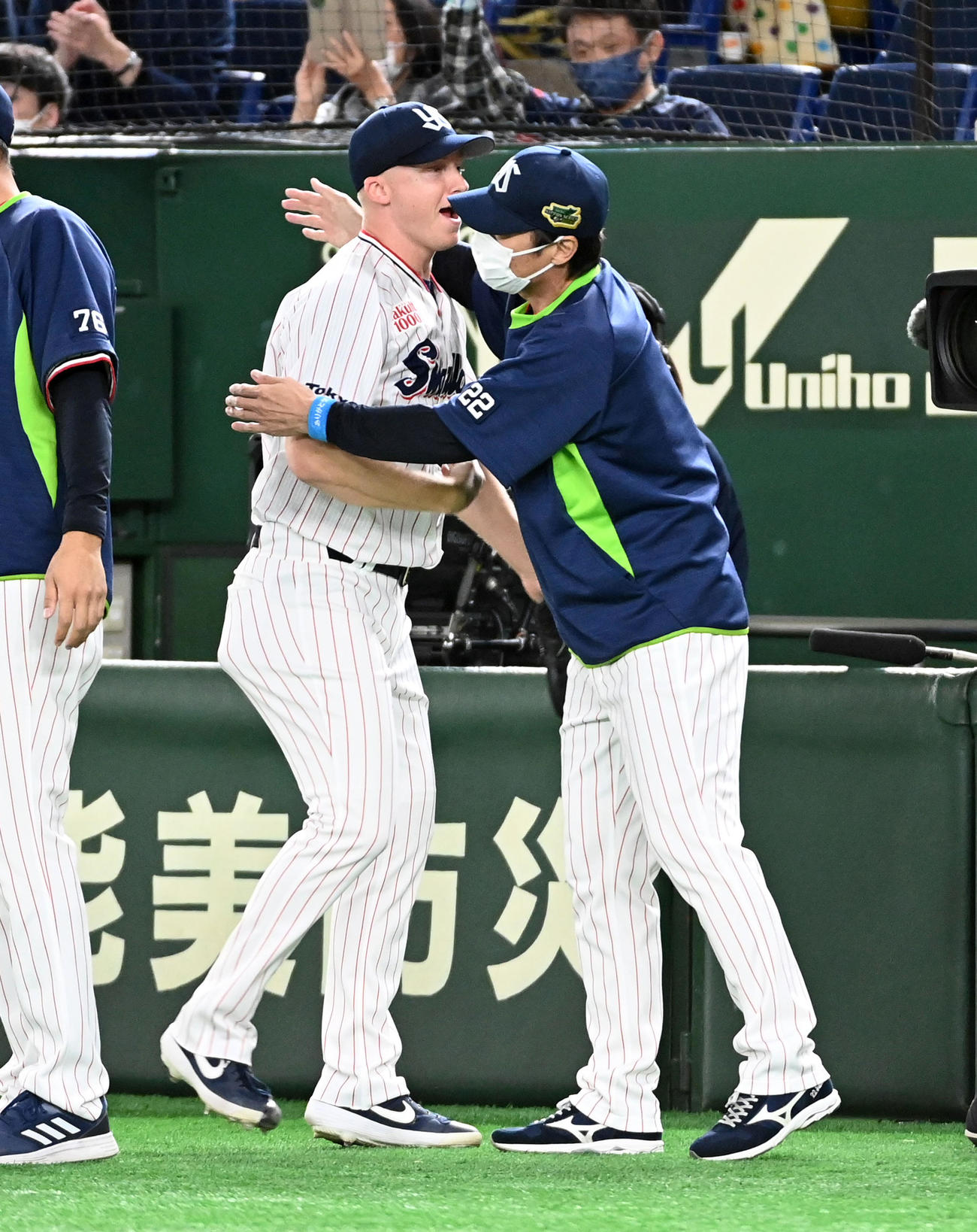 9回を締めたマクガフ（左）を迎える高津監督（撮影・前岡正明）