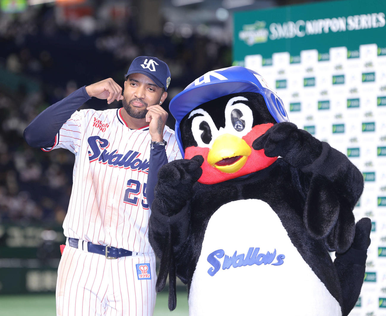 ヤクルト対オリックス　ヒーローインタビューを終えてつば九郎とポーズを決めるヤクルト・サンタナ（撮影・河田真司）