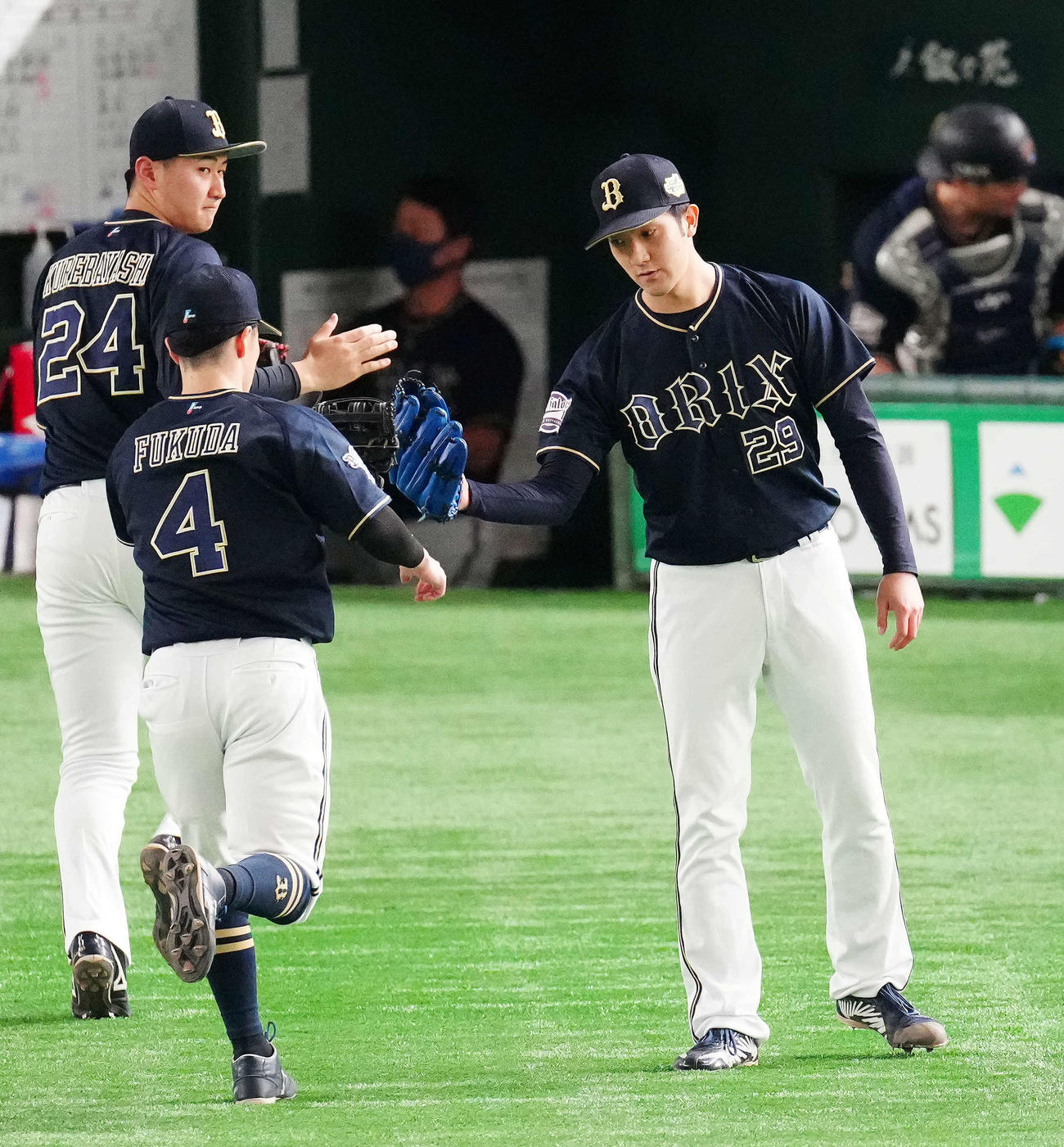 ヤクルト対オリックス　1回裏終了後、オリックス中堅手福田（中央）を迎える先発の田嶋（撮影・江口和貴）