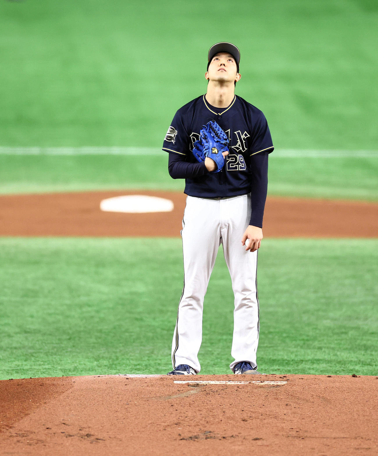 ヤクルト対オリックス　マウンドに立ち天を見上げるオリックス先発の田嶋（撮影・垰建太）
