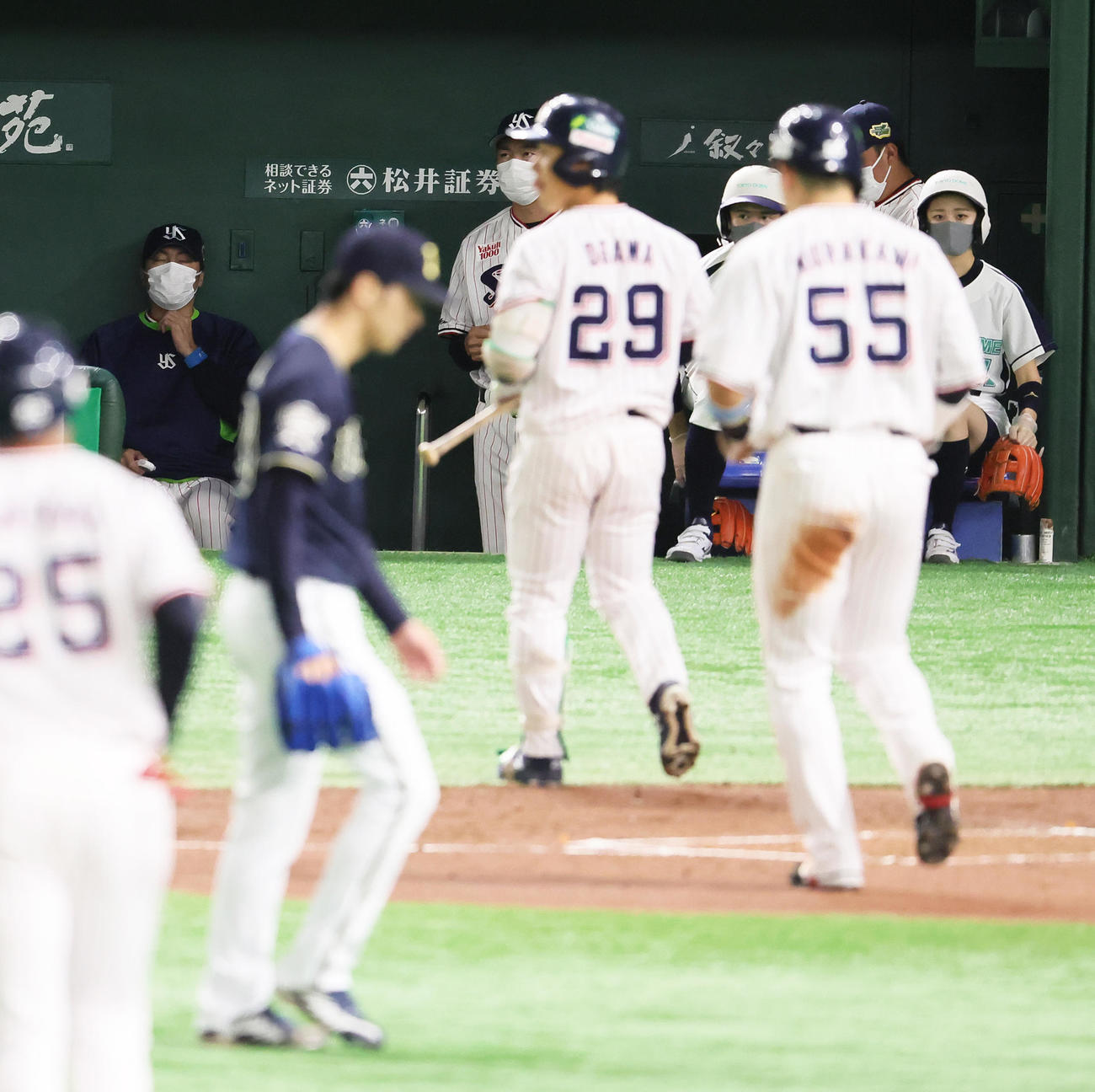 ヤクルト対オリックス　2回裏ヤクルト2死満塁、小川（背番号29）見逃し三振に倒れ、がっくりとした表情の高津監督（後方左端）（撮影・足立雅史）