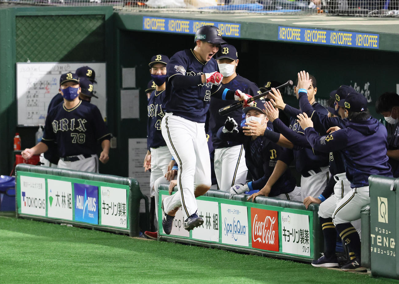 ヤクルト対オリックス　3回表オリックス1死満塁、宗の右前適時打で生還しジャンプして喜ぶ紅林（中央）。左端は中嶋監督（撮影・足立雅史）