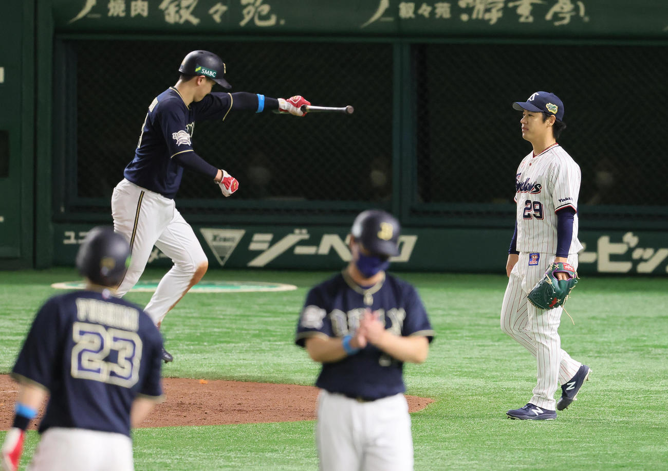 ヤクルト対オリックス　3回表オリックス1死満塁、宗に右前適時打を浴びた小川（右）（撮影・足立雅史）