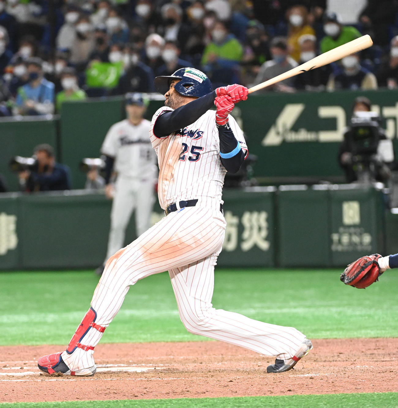 ヤクルト対オリックス　7回裏2死一塁、サンタナは右中間に逆転の2点本塁打を放つ（撮影・前岡正明）