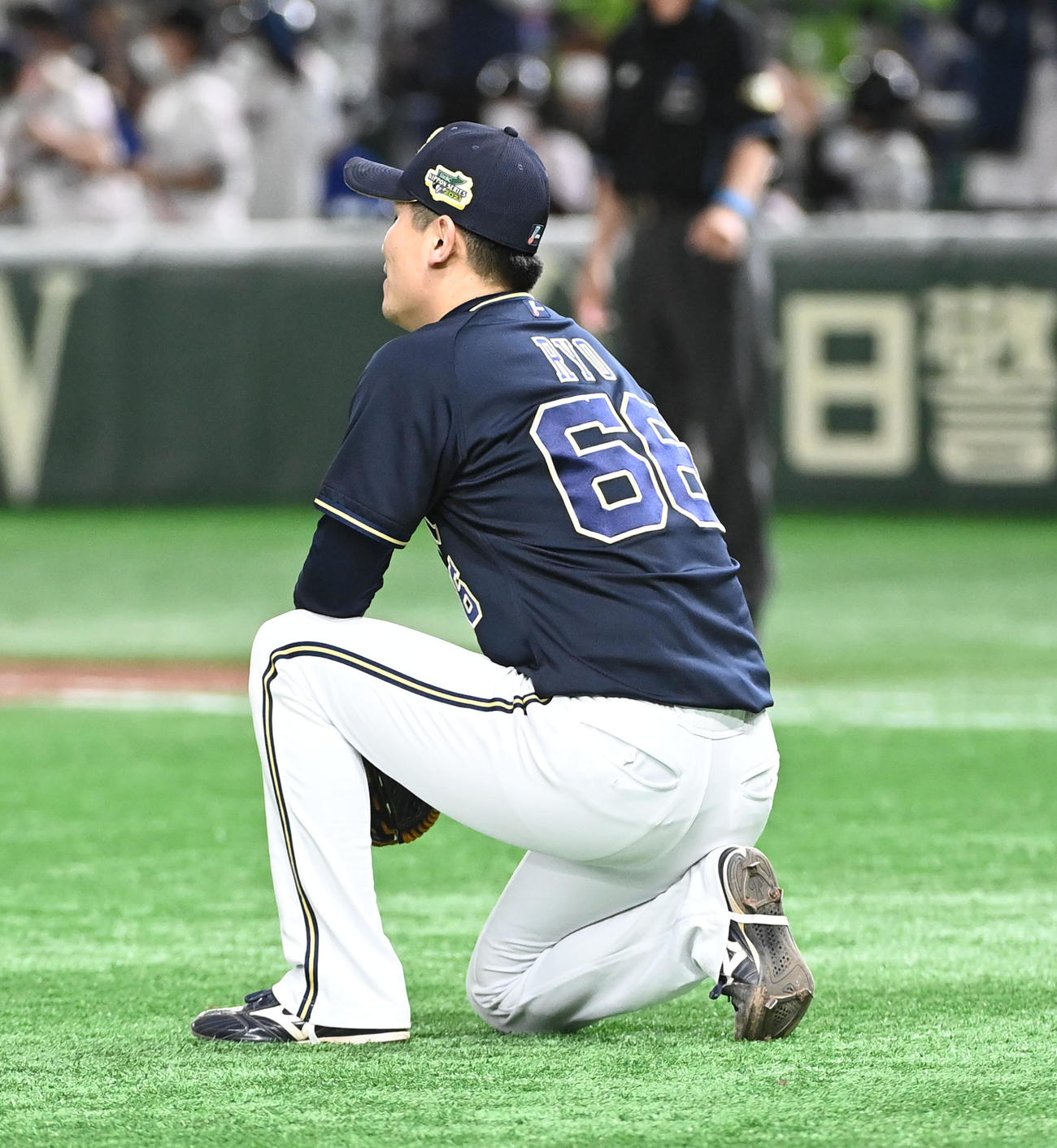 ヤクルト対オリックス　7回裏2死一塁、サンタナに右中間へ逆転の2点本塁打を打たれがっくりする吉田凌（撮影・前岡正明）