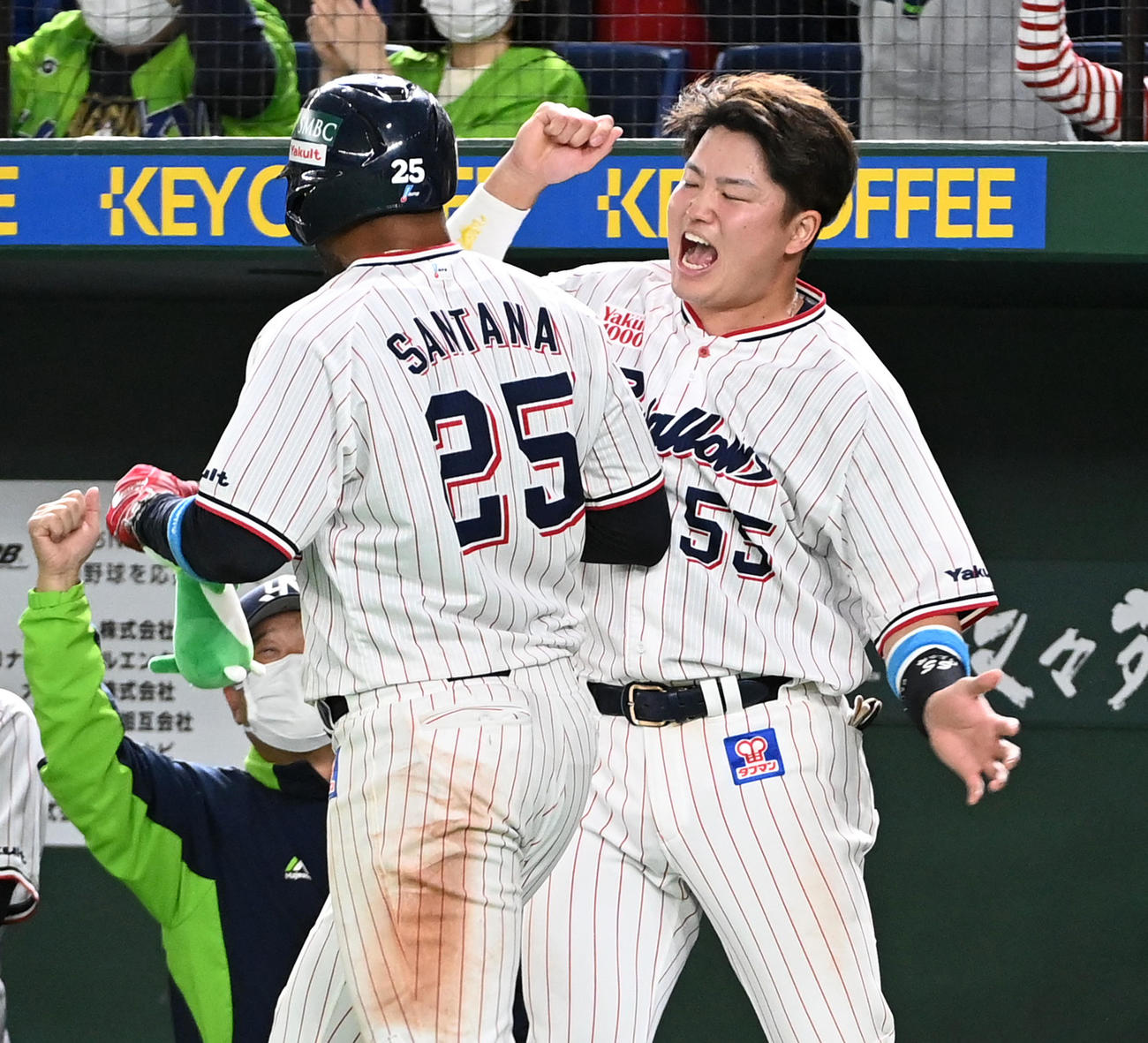 ヤクルト対オリックス　7回裏2死一塁、右中間に逆転の2点本塁打を放ったサンタナ（左）を迎える村上（撮影・前岡正明）