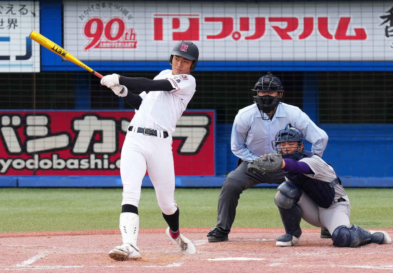 花巻東対広陵　2回裏広陵2死一、二塁、右越え3点本塁打を放つ真鍋（撮影・横山健太）