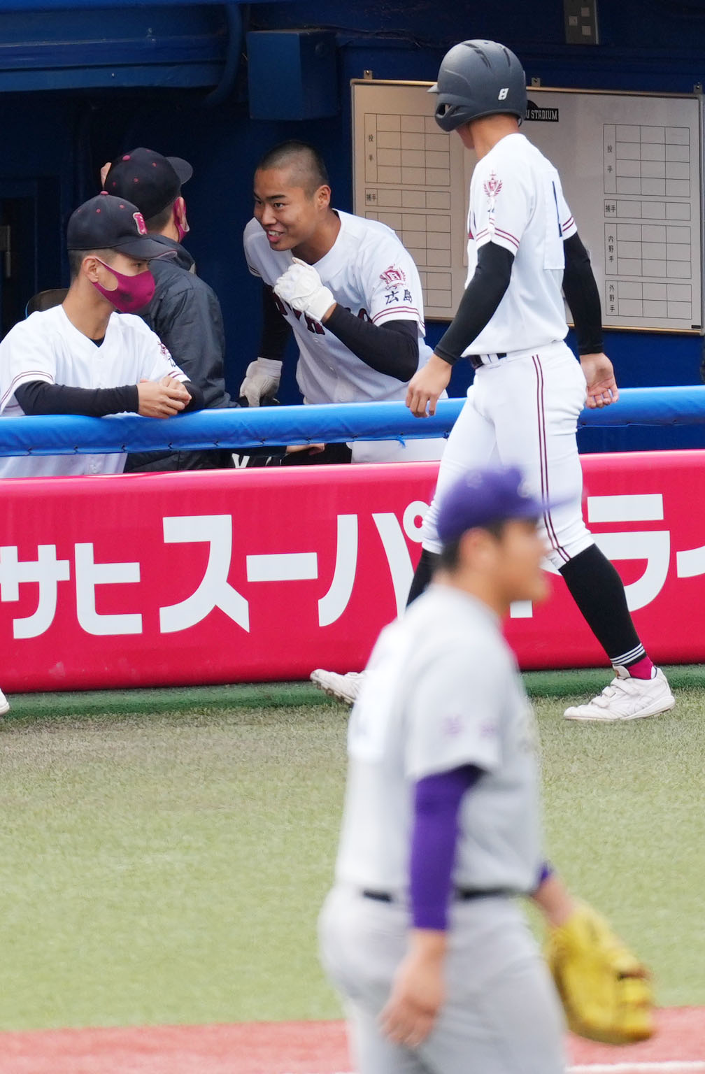 花巻東対広陵　2回裏広陵2死一、二塁、右越え3点本塁打を放ち笑顔を見せる真鍋（後列中央）。手前は佐々木（撮影・横山健太）