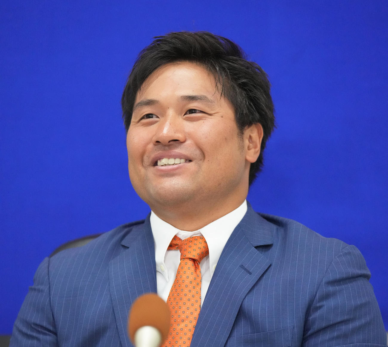 交渉を終え時折笑顔を見せながら会見する中日平田（撮影・森本幸一）