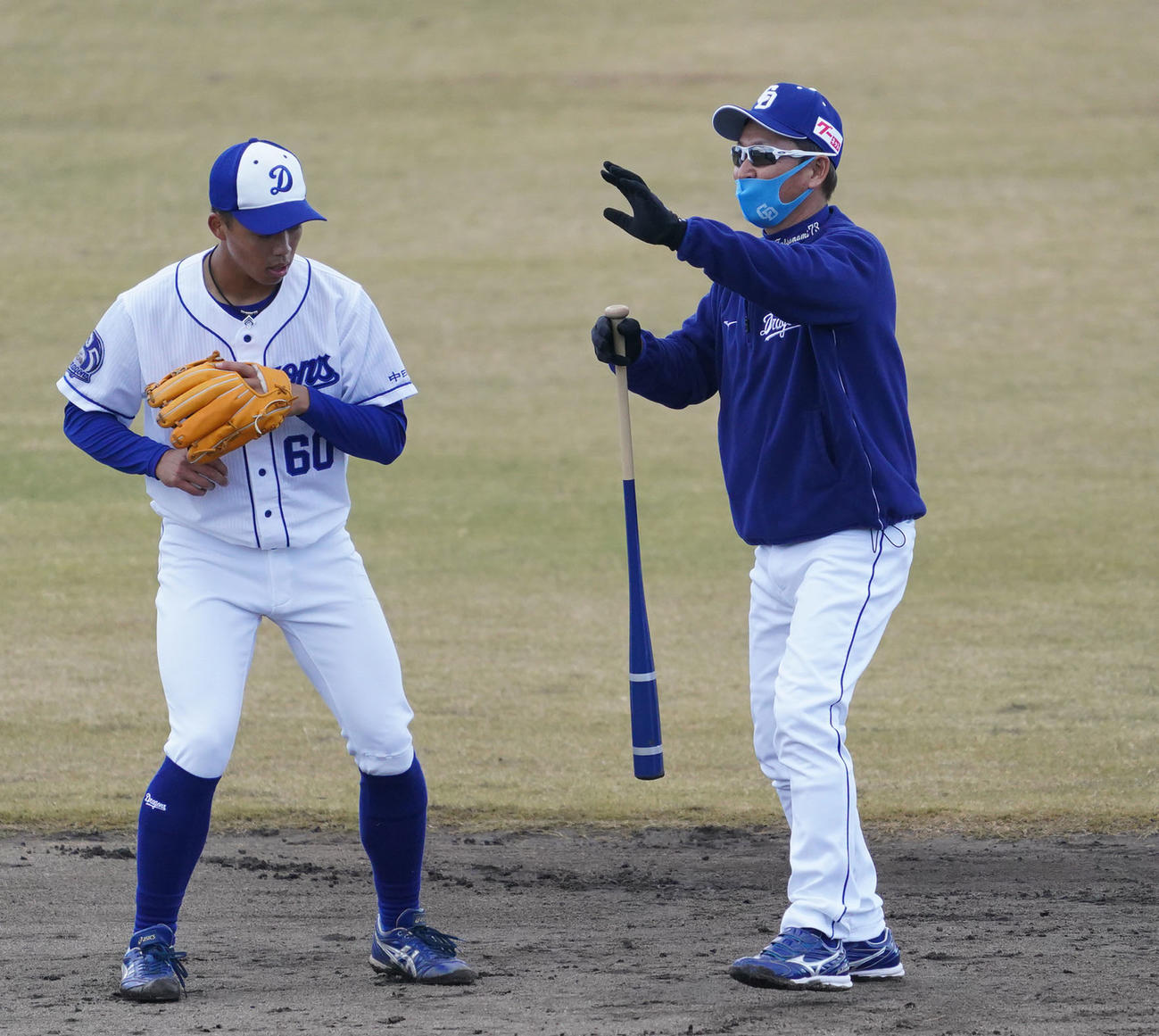 中日秋季キャンプ　二塁守備でノックを受ける岡林（左）にアドバイスをする立浪監督（右）（撮影・森本幸一）